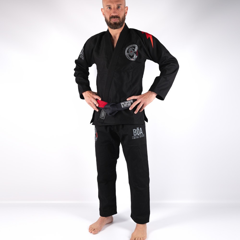 BJJ-Kimono vom Family Fight-Club in Carcassonne Kampfsportverein Black